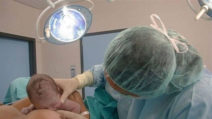 Una matrona acerca a un beb recin nacido al pecho de su madre en la zona de paritorio  HOY