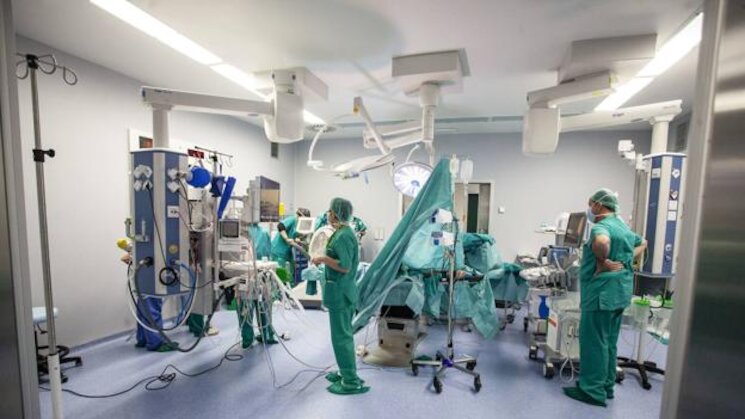 Personal sanitario preparando ayer el quirfano donde se intervino de cncer de mama a dos mujeres con el nuevo equipo Jorge Rey Personal sanitario preparando ayer el quirfano donde se intervino de cncer de mama a dos mujeres con el nuevo equipo Jorge Rey