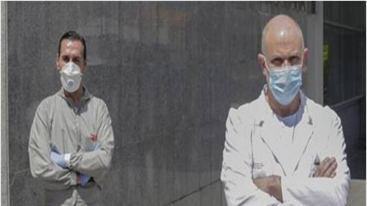 El mdico investigador Jos Zamorano delante y el especialista en Medicina Interna Jos Mara Saponi El mdico investigador Jos Zamorano delante y el especialista en Medicina Interna Jos Mara Saponi