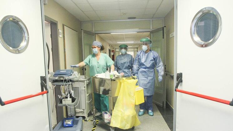 En el San Pedro de Alcntara de Cceres Tres sanitarios durante una jornada de trabajo A Mndez En el San Pedro de Alcntara de Cceres Tres sanitarios durante una jornada de trabajo A Mndez