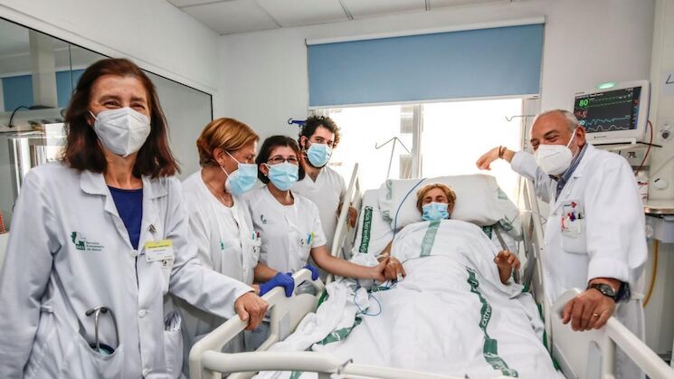 El equipo de la Unidad de Cuidados Coronarios Agudos posa con una de las primeras pacientes en estrenarla