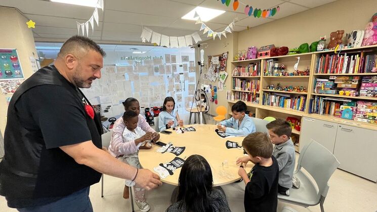 Visita de la Fundacin ABRACADABRA para realizar taller de magia y espectculo