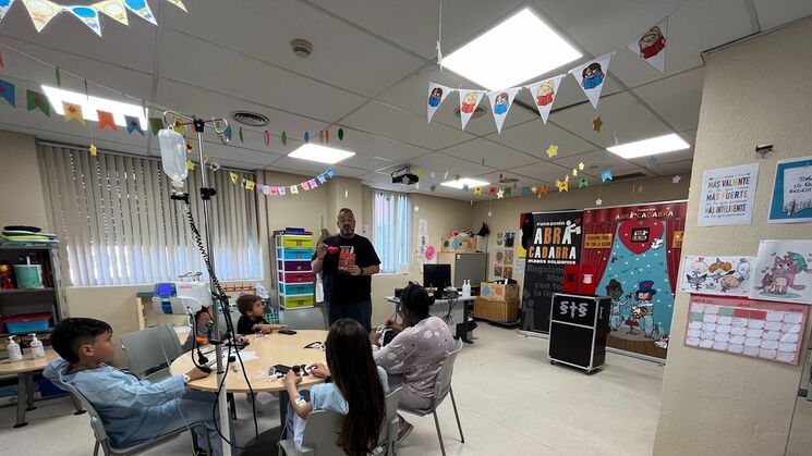Visita de la Fundacin ABRACADABRA para realizar taller de magia y espectculo