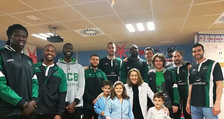 Los jugadores del Cceres CB visitan a los nios del Hospital