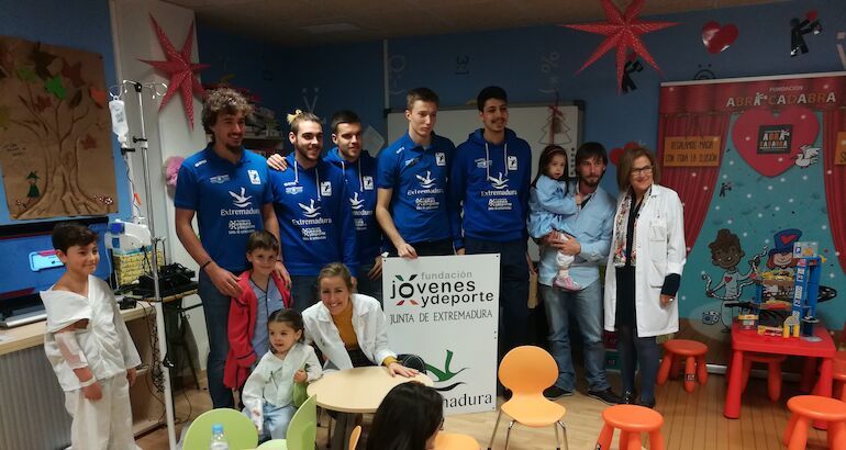 Los jugadores del equipo de voleibol de Cceres nos visitan en el ciberaula del hospital