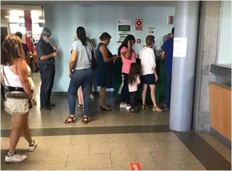 El hospital limita a tres horas las visitas a los pacientes para garantizar la asistencia