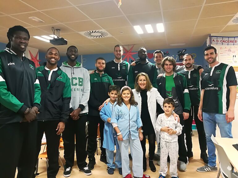 Los jugadores del Cceres CB visitan a los nios del Hospital