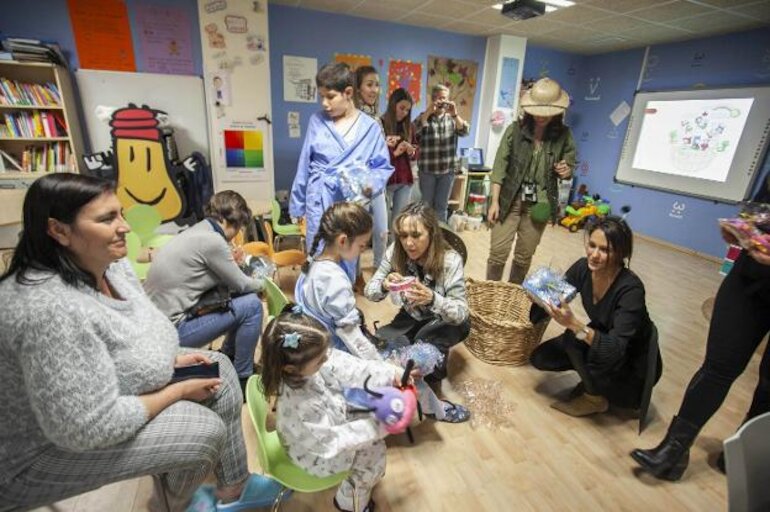 El teatro saca una sonrisa a los nios ingresados en el San Pedro de Alcntara