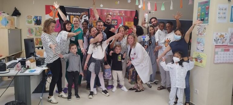 Visita de la Fundacin ABRACADABRA para realizar taller de magia y espectculo