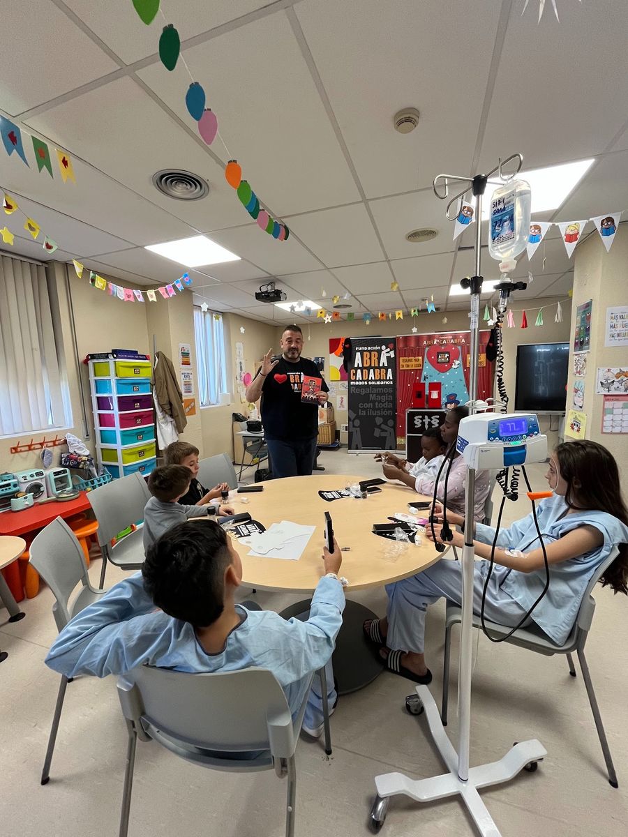 Visita de la Fundación ABRACADABRA para realizar taller de magia y espectáculo