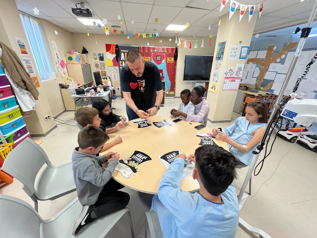 Visita de la Fundación ABRACADABRA para realizar taller de magia y espectáculo