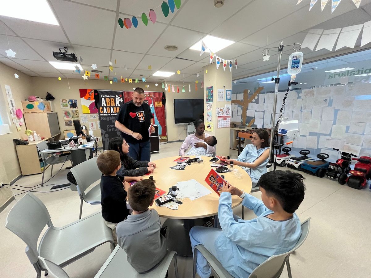 Visita de la Fundación ABRACADABRA para realizar taller de magia y espectáculo