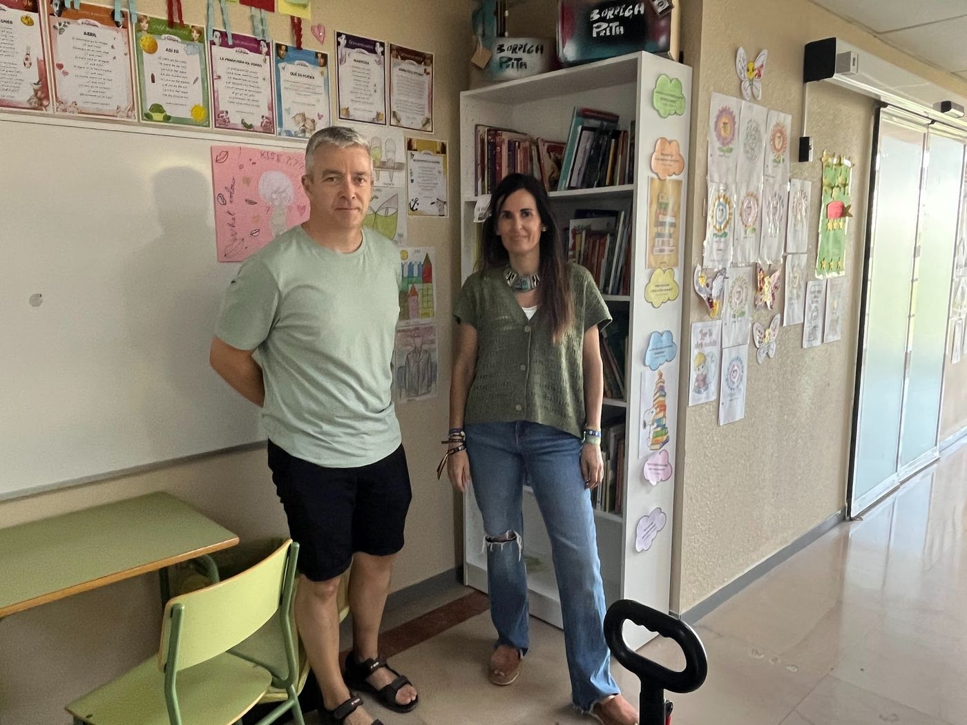 Donación de libros por parte del AMPA del Colegio San Antonio de Padua de Cáceres