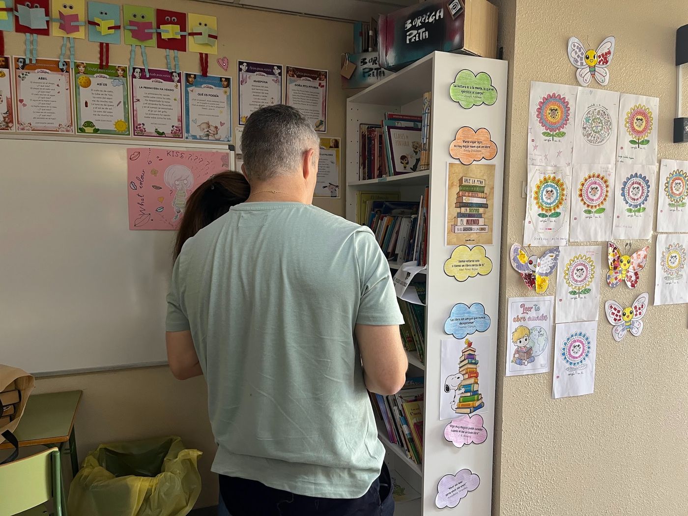 Donación de libros por parte del AMPA del Colegio San Antonio de Padua de Cáceres